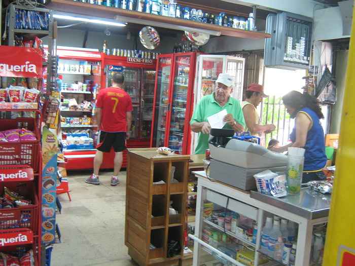 Consumo en tiendas de barrio y minimercados se mantuvo a pesar de cuarentena